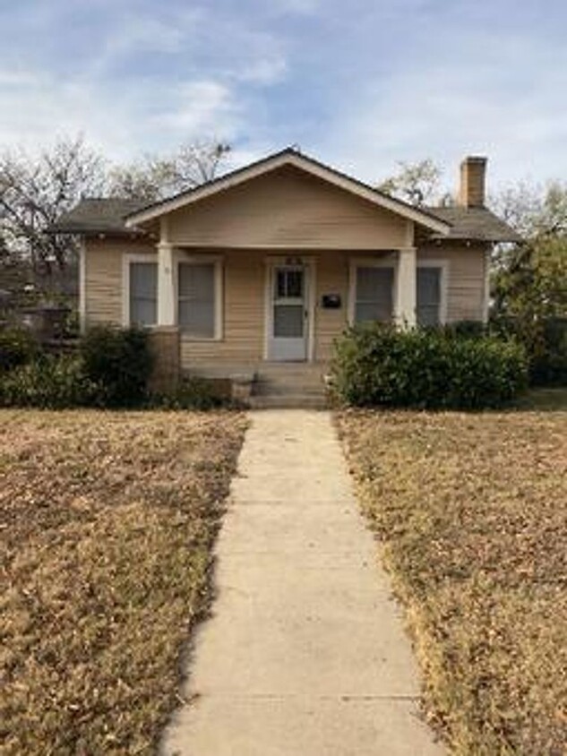 Primary Photo - SPACIOUS 2 Bedroom 1 Bath Home!