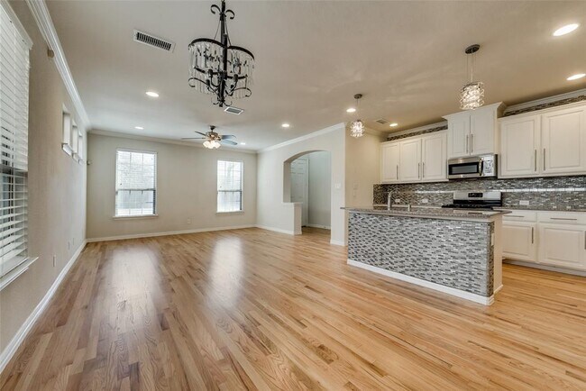Building Photo - 636 S Greenville Ave