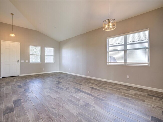 Building Photo - 4 Bedroom 3 Bathroom
