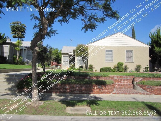 Building Photo - Updated 3 Bedroom Duplex with Garage + Pat...