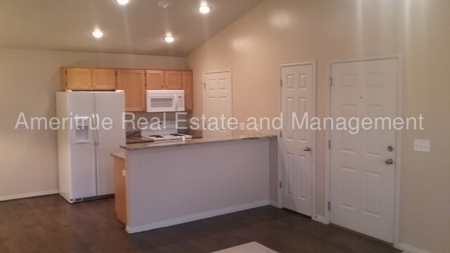Building Photo - Beautiful Camelot Condo