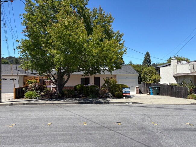 Foto del edificio - Coming Oct. 1, 2026 - Charming 3 bed, 2 bath with office on San Carlos Border