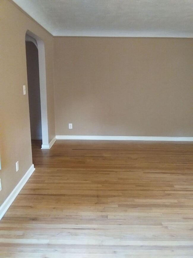 Building Photo - Charming 2 Bedroom House