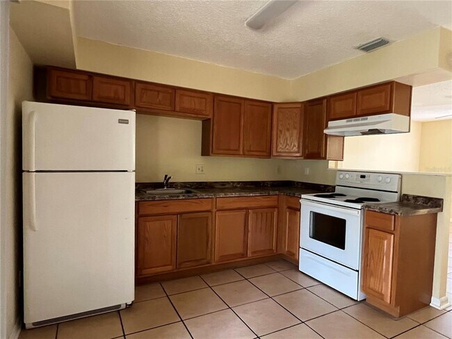 Building Photo - 5621 Peach Ave