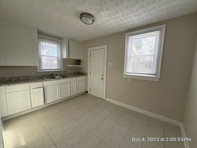 Building Photo - Hilltop 2 Bedroom Half Double