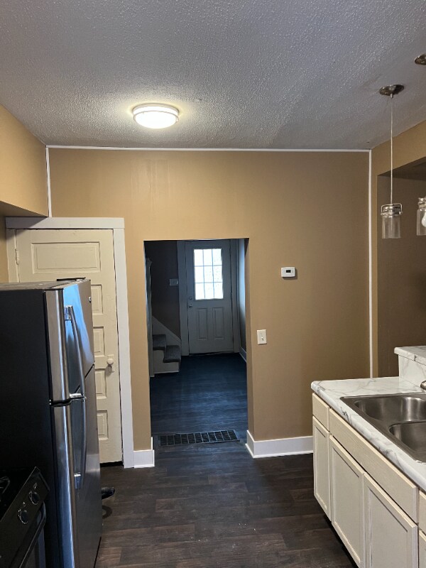 Building Photo - 501 Rentschler St