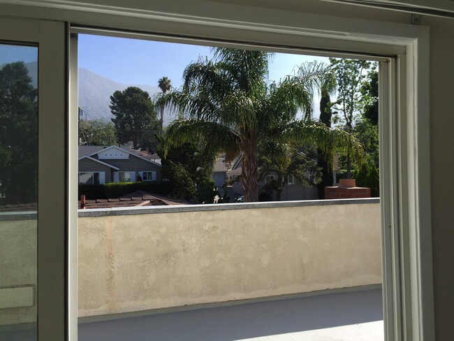 Private Balcony - 3222 Fairesta St