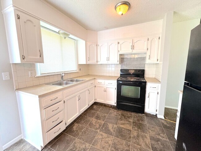 Building Photo - 3 bedroom Home