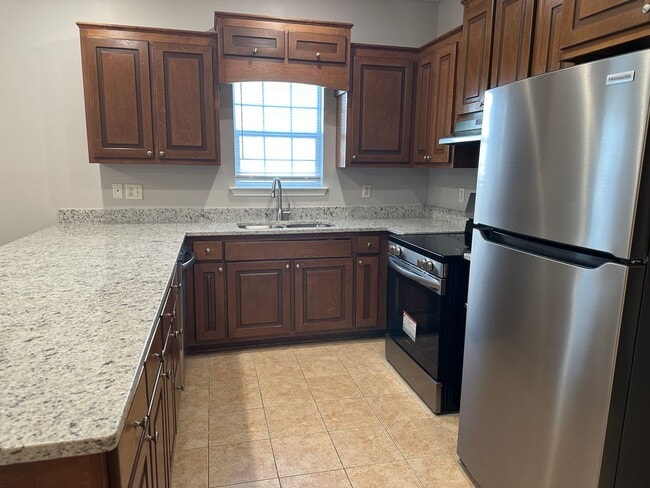 Building Photo - 402 Club Villa Court