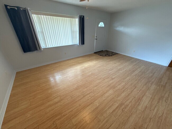 Foto del edificio - 8215 W Cecil Ln