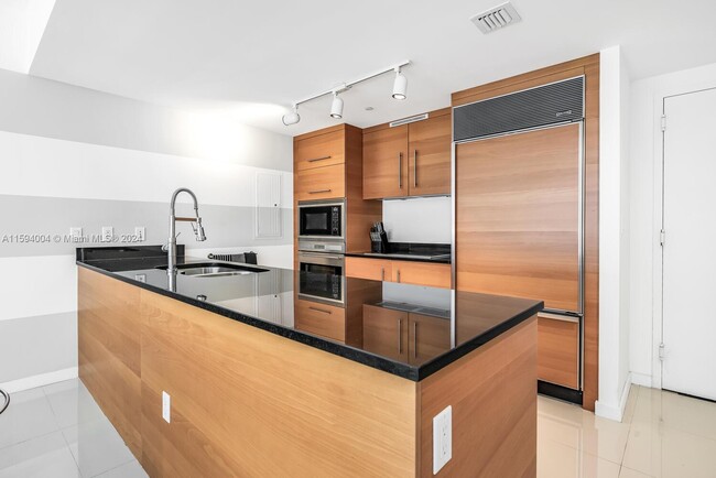 Building Photo - 475 Brickell Ave
