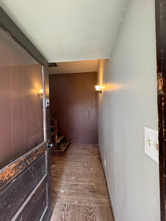 402 N State St Unit Upper, Merrill, WI 54452 Room for Rent in Merrill