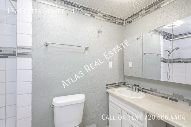 Building Photo - Gorgeous 1 bed 1 bath in Lakewood! Washer/...