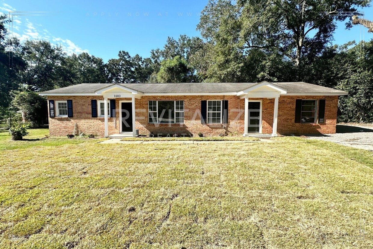 Foto principal - Beautifully Renovated 4 Bed/2 Bath in Mobile!