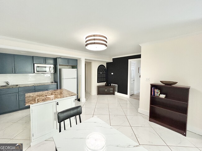 Building Photo - 6031 Ambassador Dr