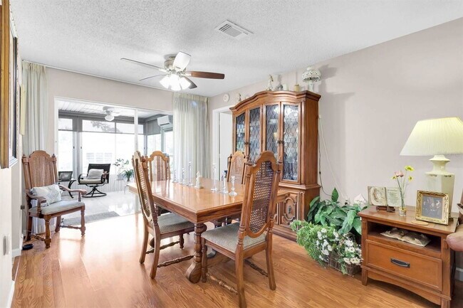 Building Photo - 10531 Meadow Hill Dr