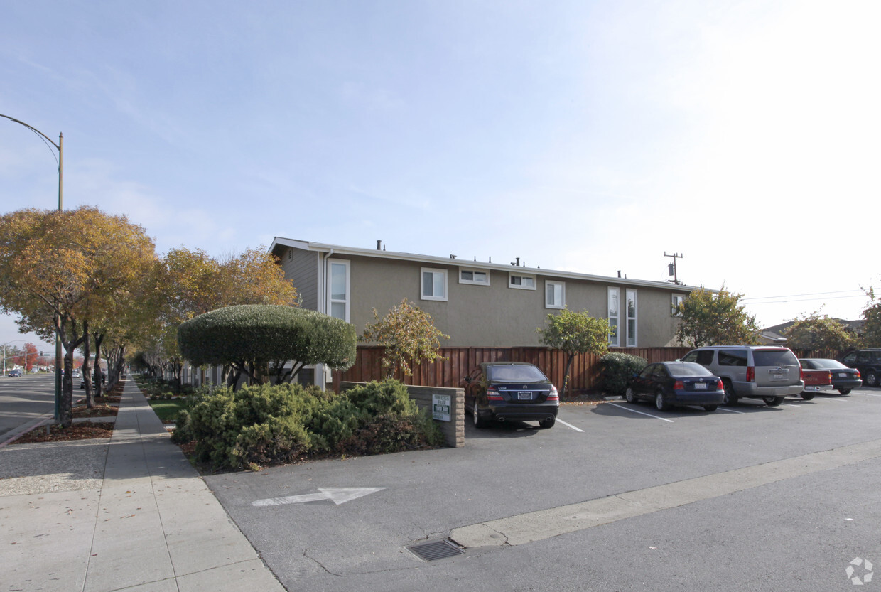 Building Photo - Hillsdale Townhouses