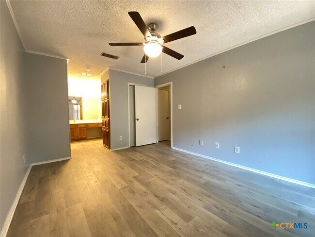 Foto del edificio - 1202 Thorpe Ln