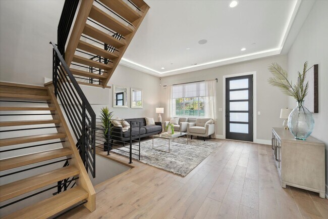 Foto del edificio - Stunning 4BR/4BA Townhome w/ Two Car Parking!