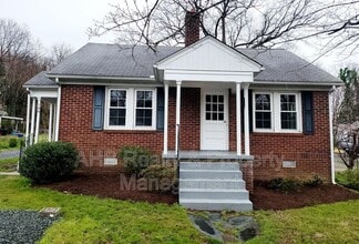 Building Photo - 122 Markham St