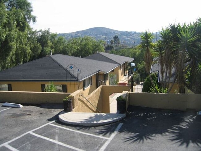 Foto del edificio - Charming stand alone Cottage w/LARGE Bonus in Lemon Grove $1000 Holiday Special