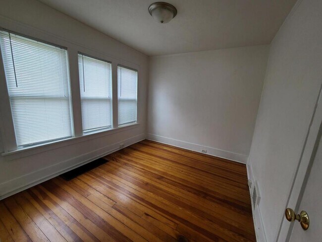 Building Photo - 609 S 34th St