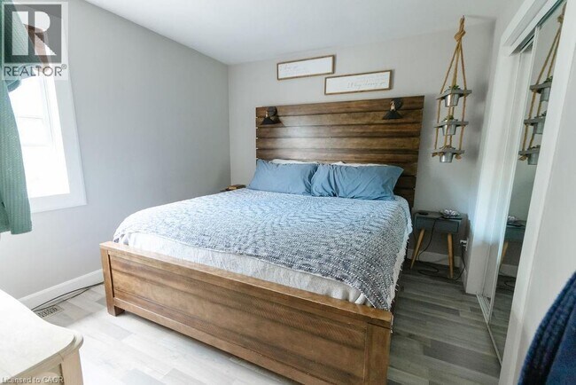 Photo du bâtiment - 325 E 18th St