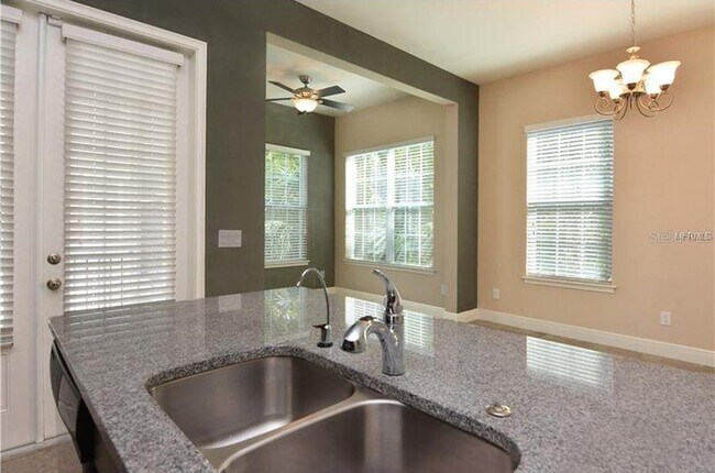 Foto del edificio - 590 Scotia Pl