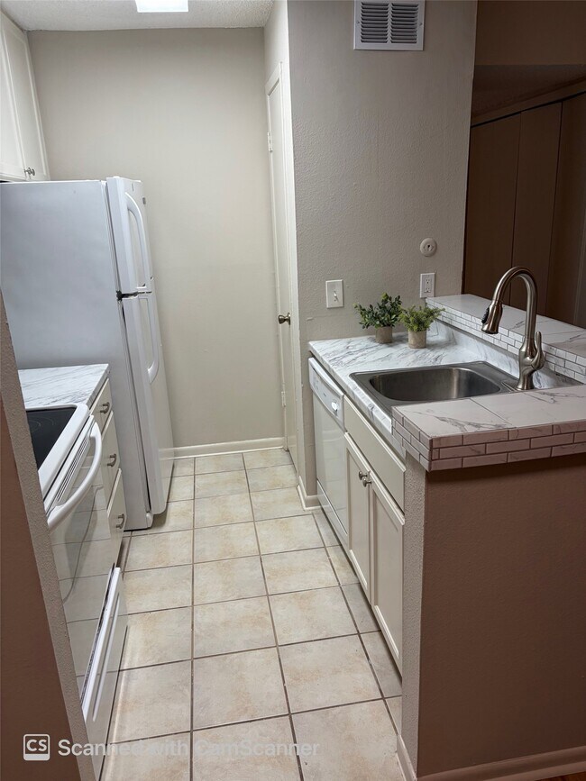 Foto del edificio - 17331 Red Oak Dr