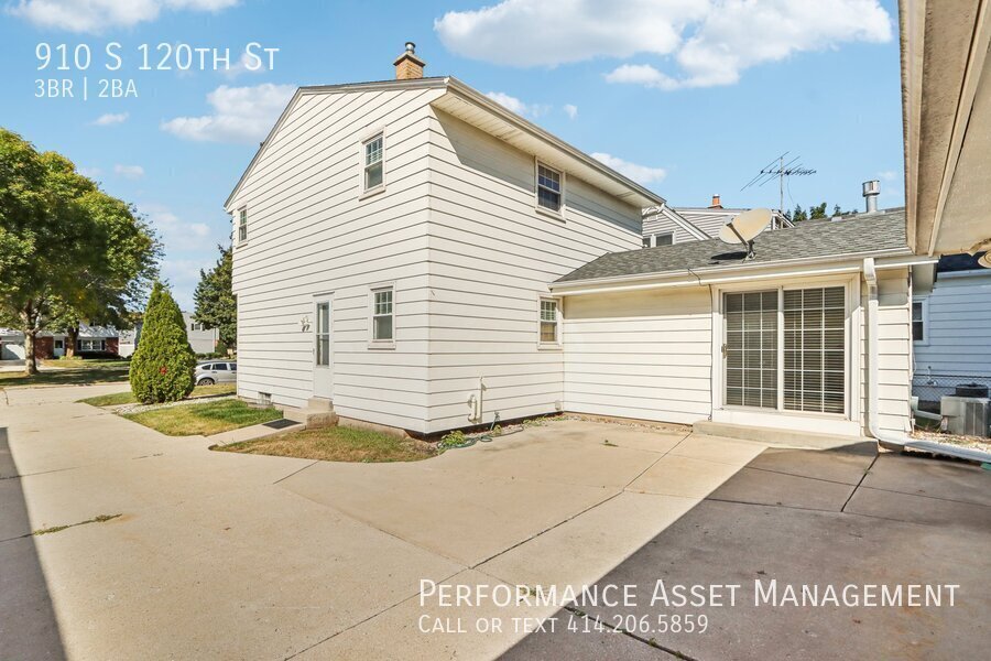 Foto principal - Charming 3BR Colonial Home