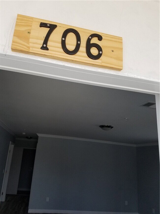 Foto del edificio - 706 W 104th Pl