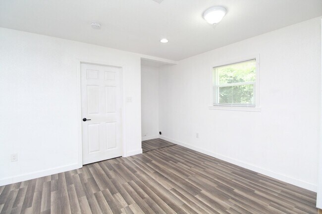 Building Photo - Renovated 4 bed 2 bath off Dogwood in Milton!