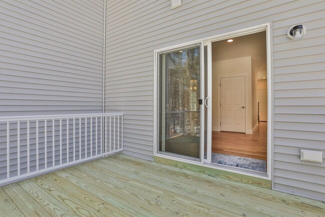Building Photo - 22 Reeds Ferry Way
