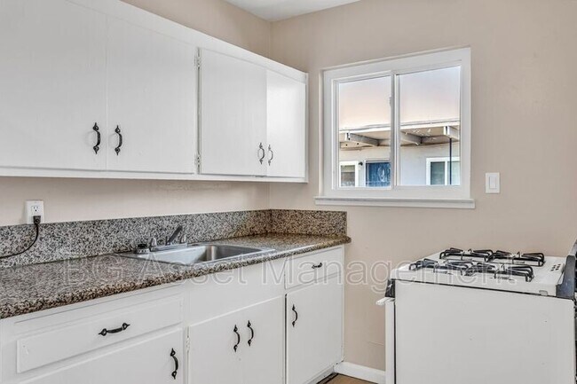 Building Photo - 728 Darina Ave