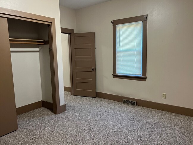 Building Photo - Great 3 bedroom 1.5 bath Home in the count...