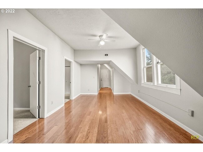 Building Photo - Victorian-style apartment available in the serene SW Hills