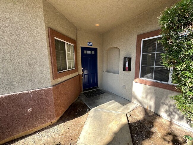 Building Photo - Beautifully shaded 2 bed 2 bath condo