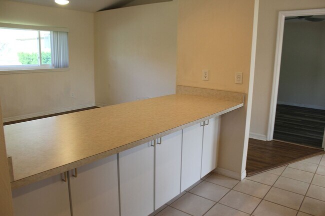 Foto del edificio - 3 bedroom, 2 bath house  with 2 car garage...