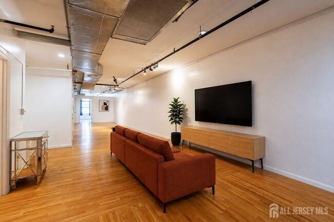 Building Photo - 378 George St