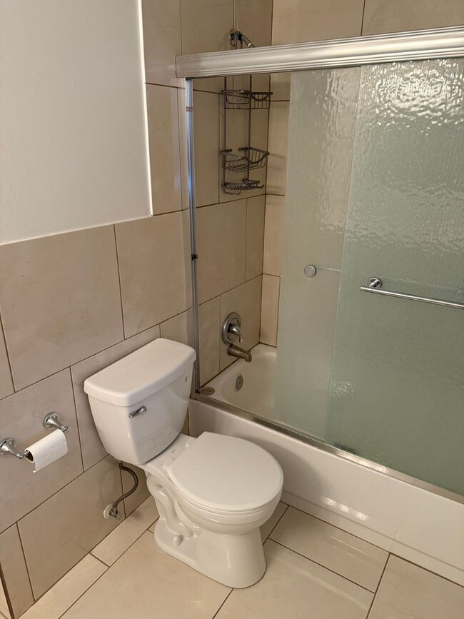 Building Photo - Beautiful home with lots of parking and central air