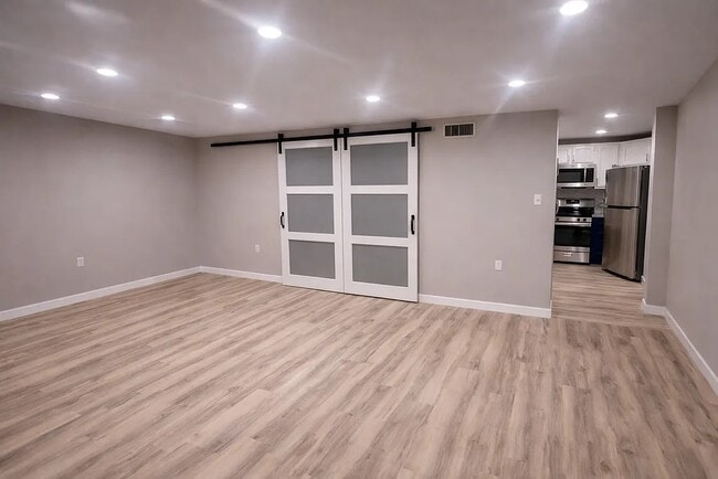 Building Photo - Avon Parks