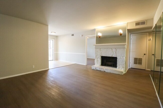 Building Photo - 2 Bed | 2 Bath in Central Tulsa!