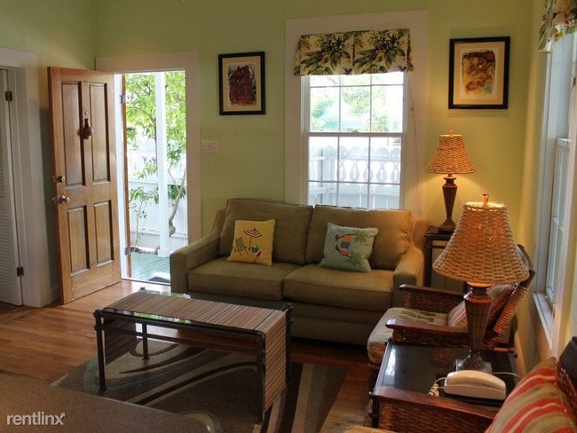 Building Photo - 2 br, 1 bath House - Perfect Pineapple