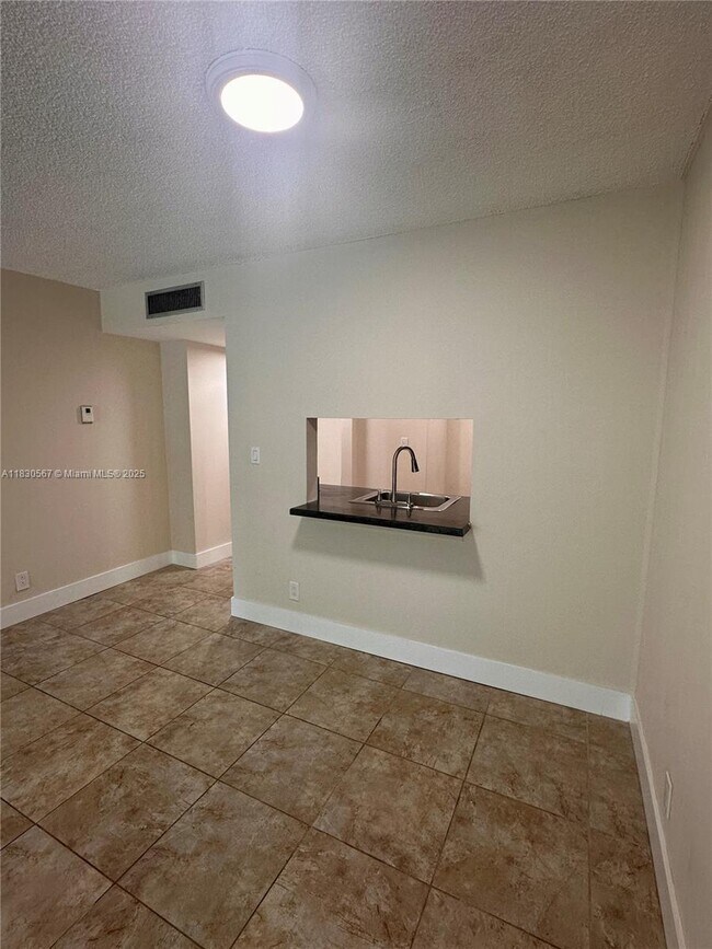 Foto del edificio - 2935 NE 163rd St