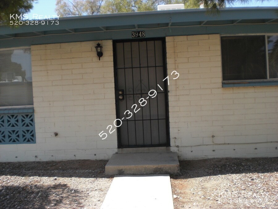 Primary Photo - 2 Bedroom 1 Bath - 3948 S Evergreen Ave - ...