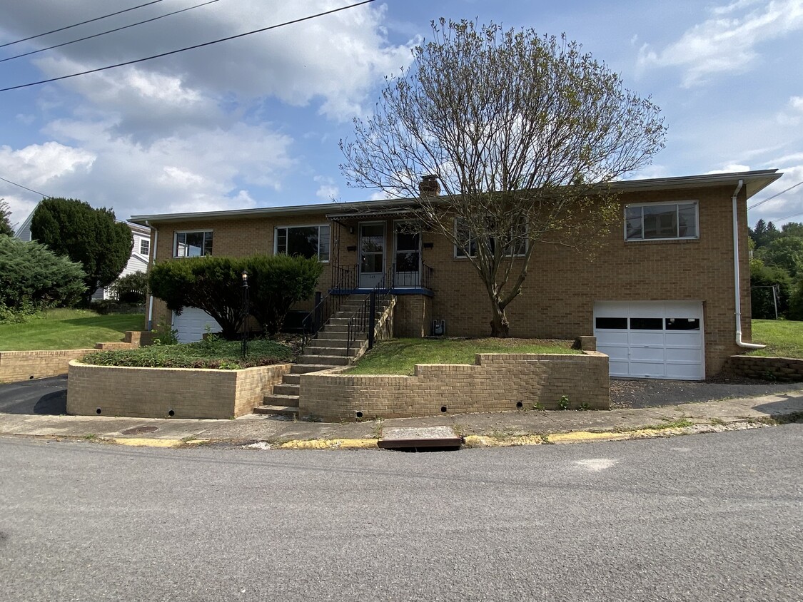 Primary Photo - 253 Riverview Ct
