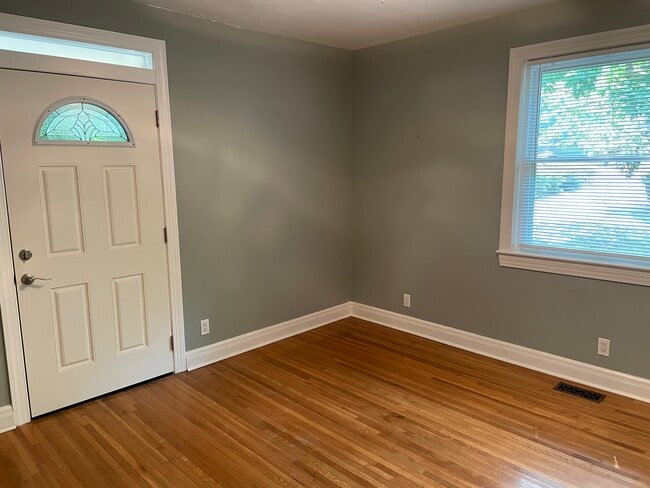 Foto del edificio - 323 Bowwood Dr