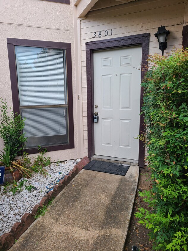 Front Entrance - 3801 Tanglewilde St