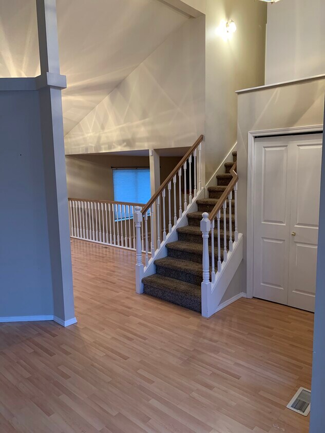 Entryway - 731 Hunt Cir