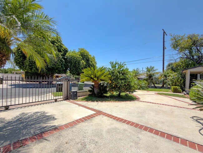 Foto del edificio - Resort Style 3Bed/3Bath in Northridge!